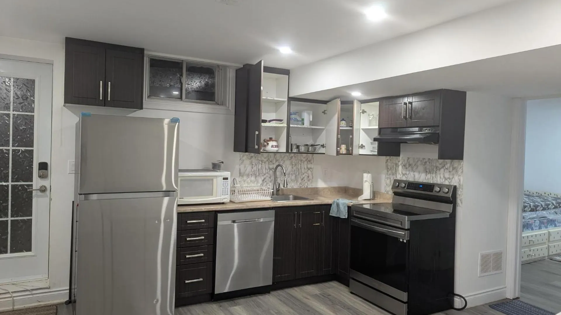 Guest house Basement Queen Beds By Ykf Airport Kitchener