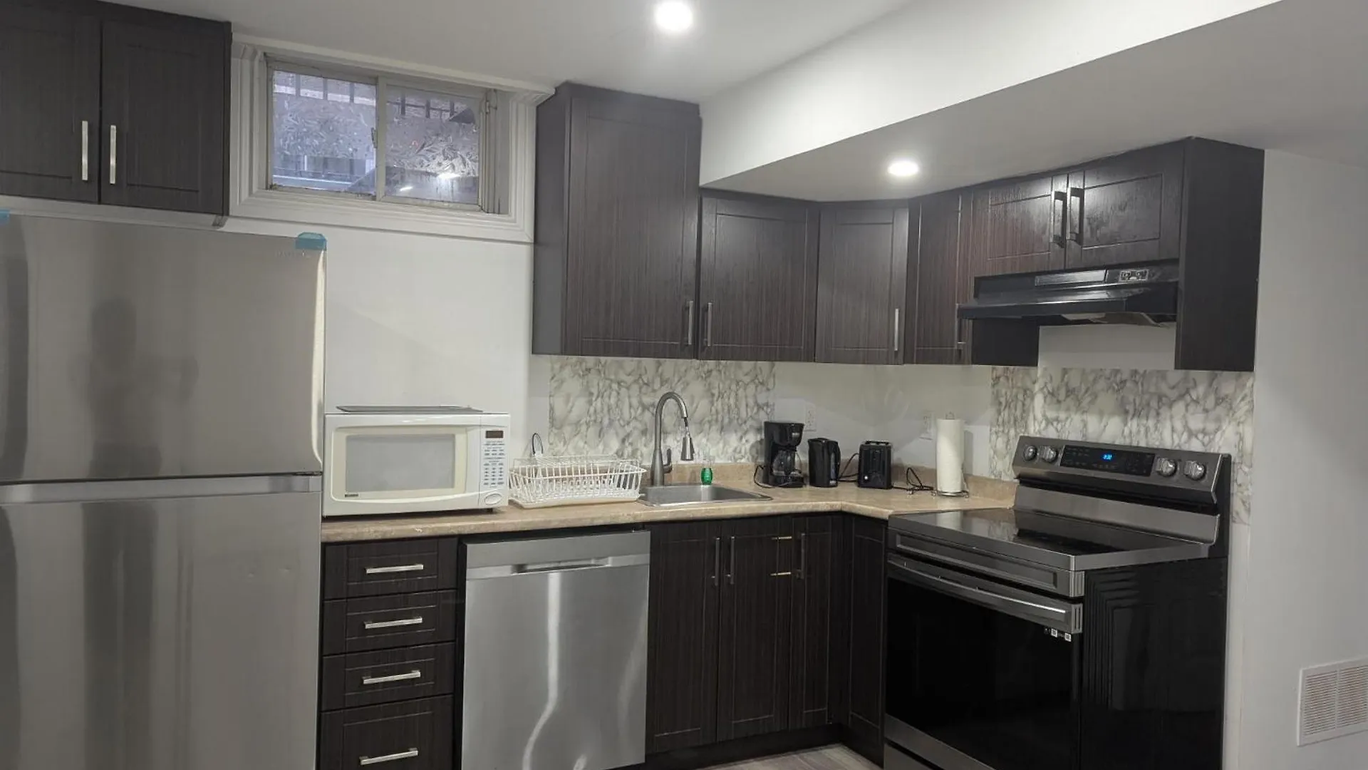 Guest house Basement Queen Beds By Ykf Airport Kitchener
